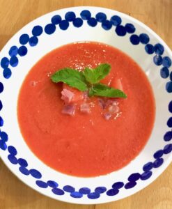 Gazpacho de sandia con jamón y menta